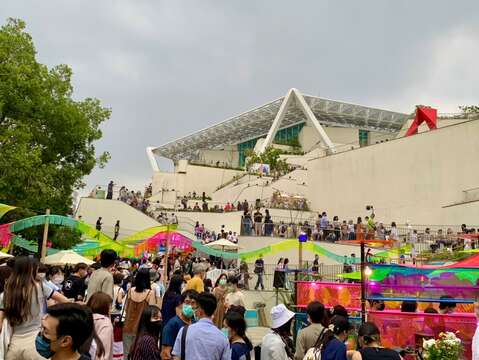 市集結合南美館2館的建築特色營造登山的氛圍