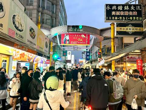 元旦連假民眾湧進國華海安商圈享受美食