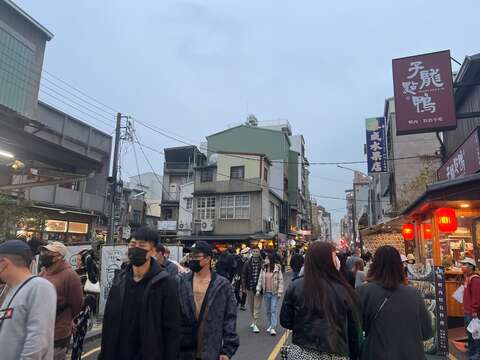 國華海安商圈逛街吃美食人潮