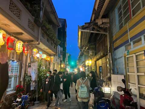 神农街夜晚灯光灯绚丽吸引夜拍人潮