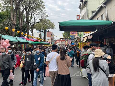 安平老街連假人潮表現精采