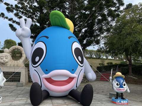 台南旅遊吉祥物「魚頭君」氣球及FRP大型公仔裝置（南市觀旅局提供）