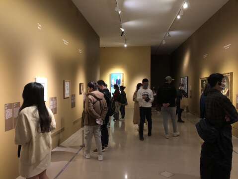 臺南市美術館觀賞展覽人潮