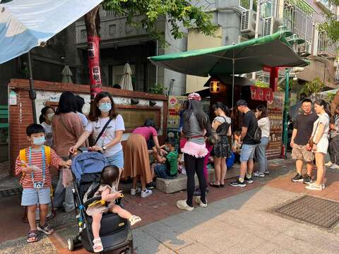 游客在孔庙商圈体验煮椪糖活动