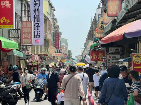 國華街商圈吸引許多遊客前來逛街