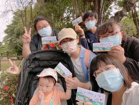 游客们搭乘山博行线至台南山上花园水道博物馆享门票50元优惠价