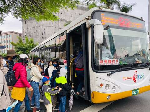 游客搭乘88府城巡回线游台南