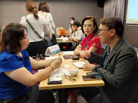臺南市政府觀旅局向新加坡業者介紹臺南旅遊元件