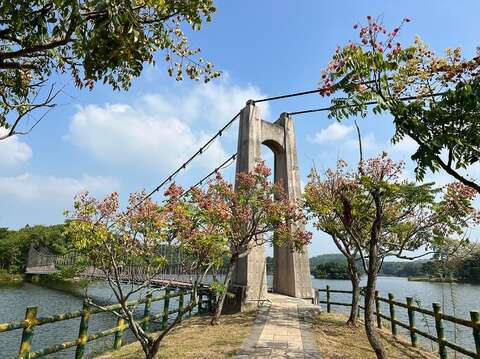 園區內的虎月吊橋也有著情人橋的美稱