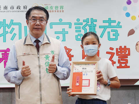 由臺南市長黃偉哲親自頒發獎狀及獎金，得獎者各個充滿自信的領取並與市長合影。(2)