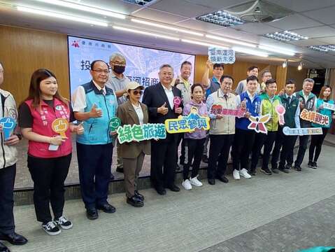 臺南運河遊河BOT案招商記者會是黃偉哲市長與貴賓們合照