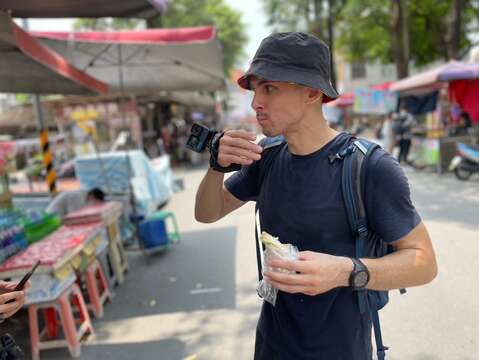 國際影音創作者Daniel Marsh來台南走訪安平古堡與老街，品嚐在地美食