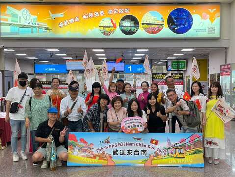 越捷航空「台南-越南峴港」旅遊包機今(31)日抵達台南
