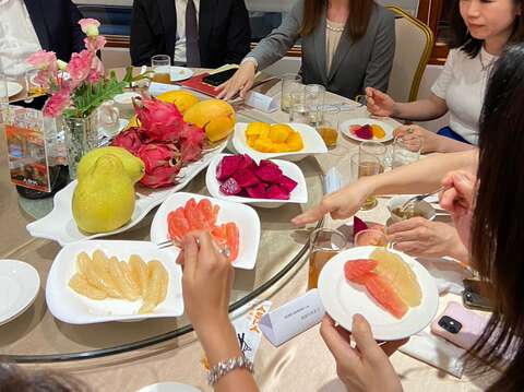 マリオットグループの日本メディア視察団が1泊2日の台南観光 黄偉哲市長が自ら台南の特産品をPR 色とりどりの地元の果物が日本メディアを驚かせる 2