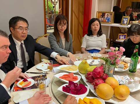 マリオットグループの日本メディア視察団が1泊2日の台南観光 黄偉哲市長が自ら台南の特産品をPR 色とりどりの地元の果物が日本メディアを驚かせる 3