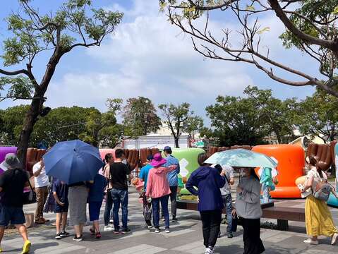 彩色喬巴超人帽氣球吸引許多遊客