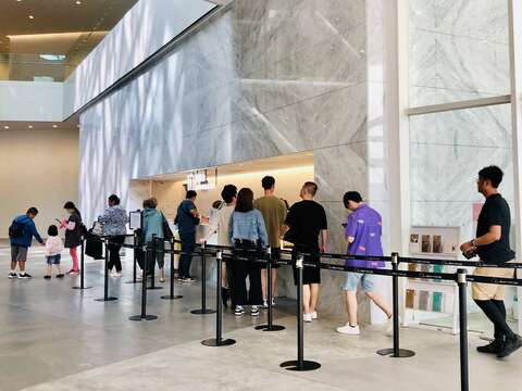游客依序排队购票进入美术馆