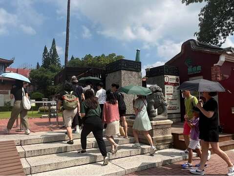 许多游客前往赤崁楼等古蹟景点游玩
