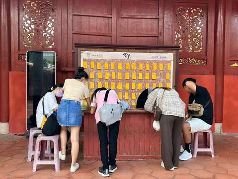 游客在孔庙体验手写祈福卡片祈求学业顺利