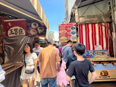 安平老街仍是深受喜欢吃小吃的游客喜爱