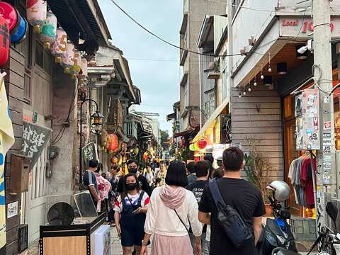 海安神农街吸引许多游客逛街