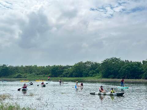 德元埤水域游憩体验活动让民众进行独木舟体验