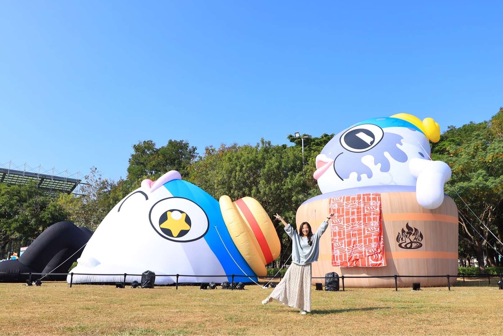 14米寬魚頭君橫躺於綠都心公園草皮