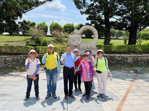 陳宏田主任與志工老師帶領遊客進行虎頭埤深度旅遊