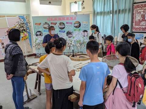 游客听着职人蔡顺龙师傅解说台湾手工被的丰厚历史