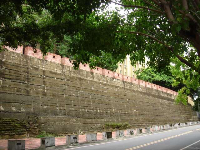 Taiwan Fucheng City Wall South Gate Section remains (臺灣府城城垣南門段殘蹟)