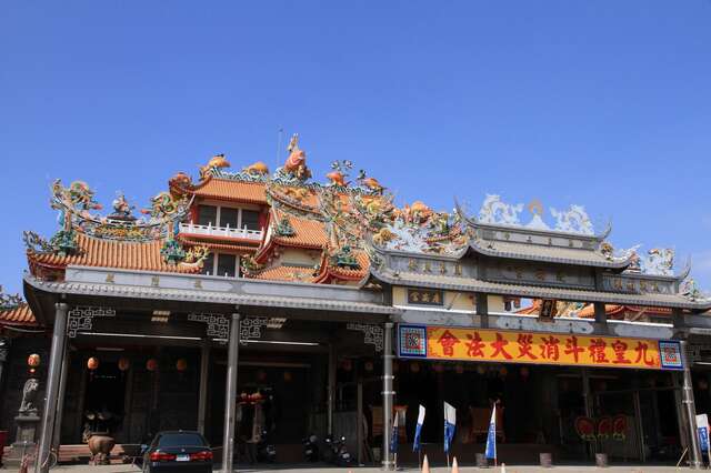 西港庆安宫顶上重达百吨的巨大鲤鱼神