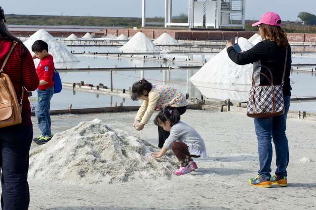 遊客在此可體驗傳統曬鹽、挑鹽、收鹽的樂趣