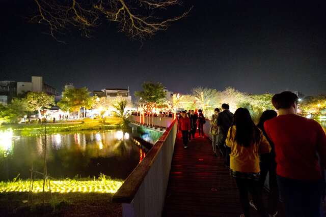 夜游亲水公园，展现有如夜之美术馆的梦幻浪漫氛围