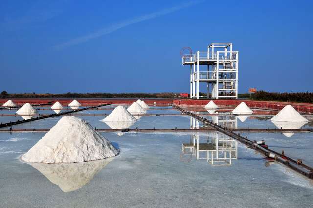 日晒成瓦上的结晶盐，推进人工造盐产业的进程
