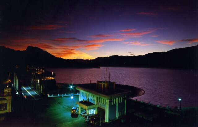傍晚到南化水庫也可以欣賞美麗的夜景