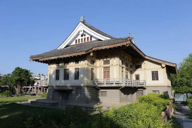 忠义国小礼堂(原台南武德殿)是用钢筋混凝土模仿传统木构造做成的殿堂