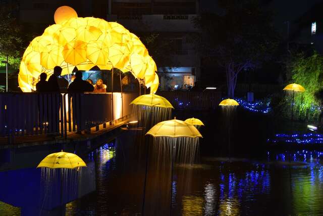 每年灯节在公园举办，以创新艺术结合在地人文风情