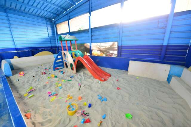 教育園區也提供許多設施，像是兒童玩沙區