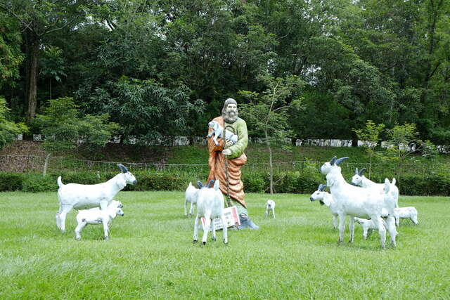 草坪上有耶稣牧羊与可爱动物塑像，彷佛诺亚方舟的故事场景