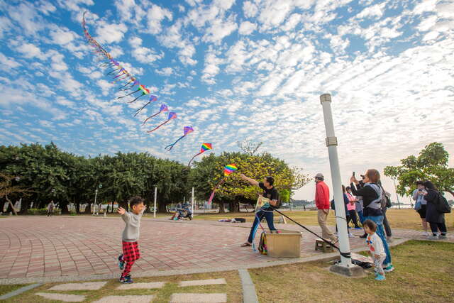 Kite Flying and Chasing the Wind with Furry Kids  In Lin Mo Niang Park