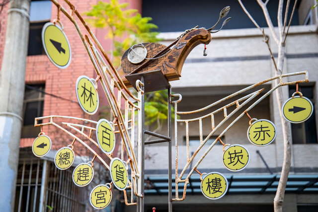 Some snail installation art is bright and lively, stands high -profile in a prominent position