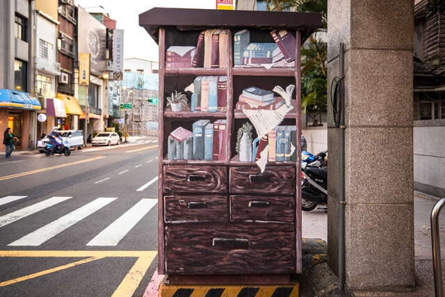 Seeing this painting bookcase, it means that the Snail Alley has arrived