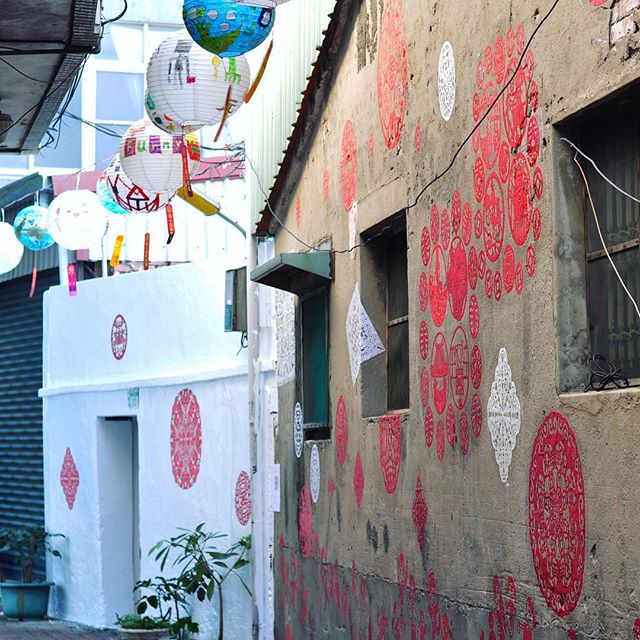 台南普濟殿近くの路地は昔台湾文学家葉石濤氏よく通る小径で、壁には美しい切り絵アートが貼っており、その切り絵は「剪紙合作社」と地元の...