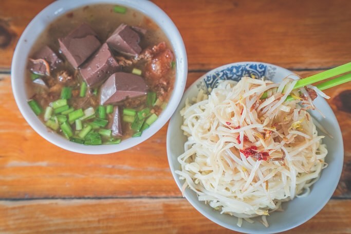 ＼台南グルメ／台南に来たら、ぜひ味わっていただきたいのが「豆菜麺」（もやし麺）‪‪❤︎‬この伝統的な料理は、コシのある麺に新鮮なも...