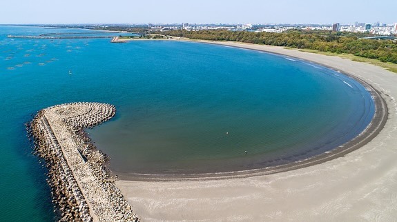 ＼ 台南インスタ映えスポット／漁光島でリフレッシュしませんか？名前の由来は、漁船の灯りが海に輝いていたことから付いたそうです。ここ...