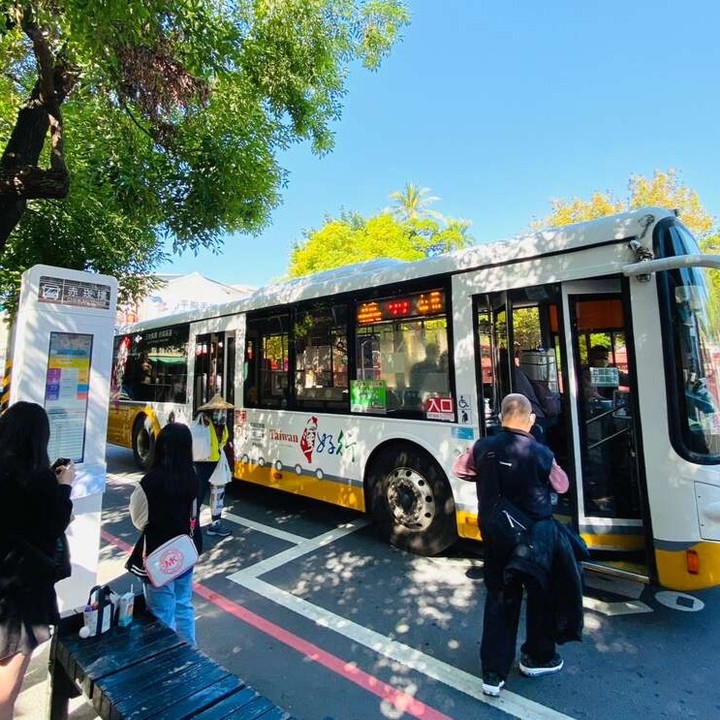 【台湾好行で半額引き❗❗】台南では「台湾好行」の観光シャトルバスサービスを是非ご利用くださいね、これは省エネで環境に優しい新たな旅...
