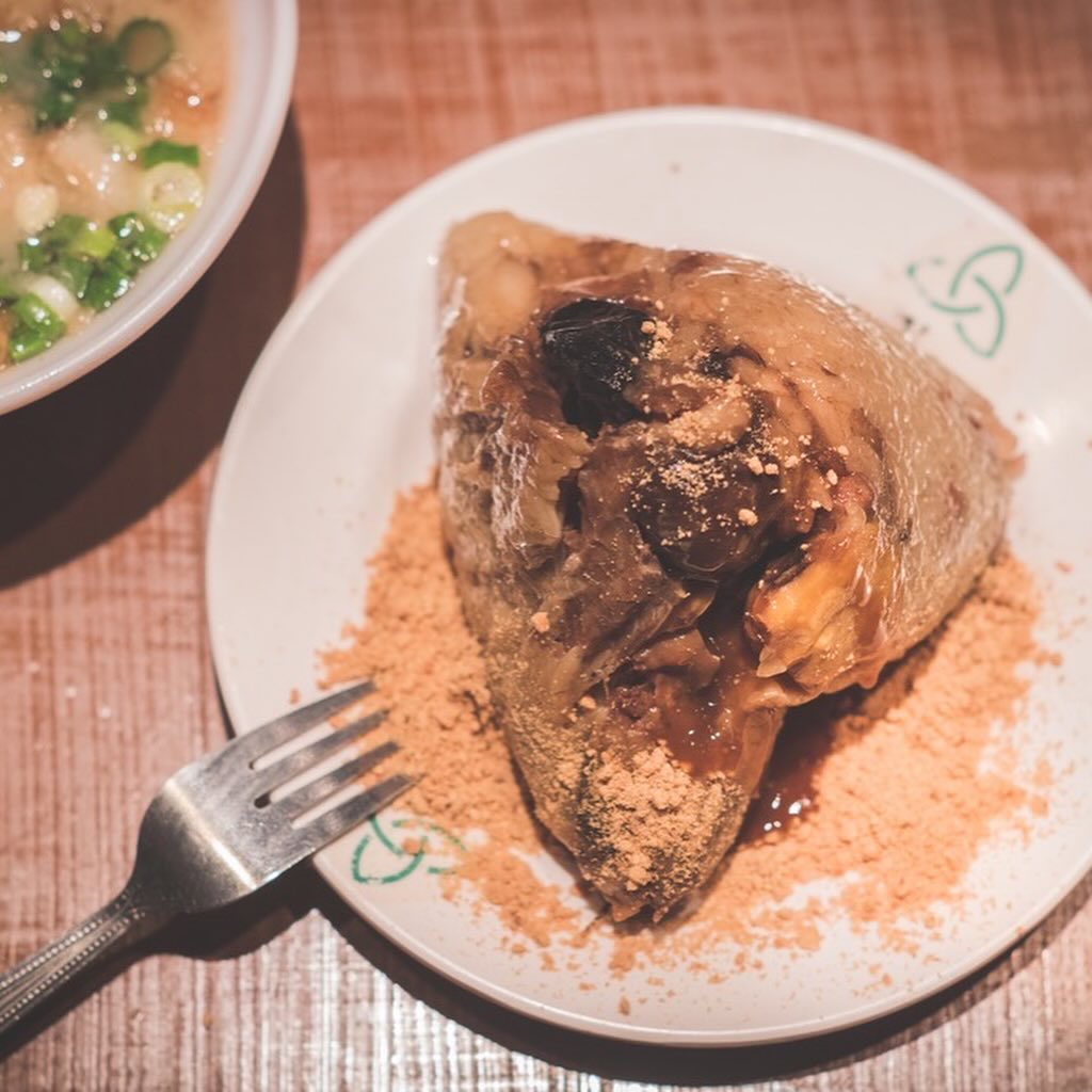 ♡̴⟡.˚台湾の「ちまき(肉粽)」には、地域によってさまざまな種類や作り方があるのをご存知ですか?北部スタイルは、生のもち米を蒸し...