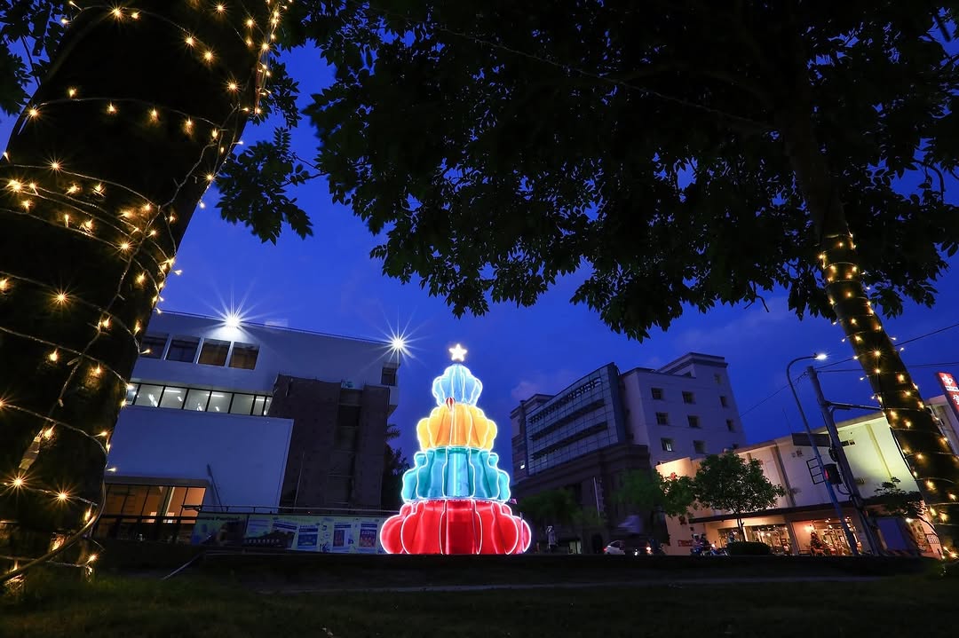 各燈區陸續點亮 #聖誕樹 啦~新營點燈活動 12/6~ #新營文化中心 的聖誕樹今年以繽紛雲朵作為飛行船意象,象徵希望的航行。 聖...