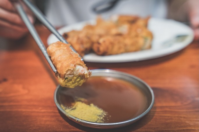 台南名物・蝦捲（シャージュエン）サクッと揚げた衣の中に、エビの旨みがぎゅっと詰まった台南グルメ︎︎︎︎☑︎一口食べると、外はサクサ...