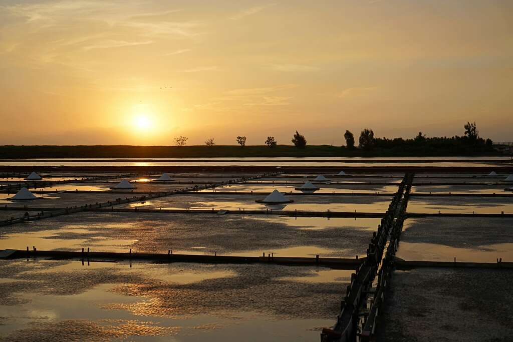 夕陽是來井仔腳瓦盤鹽田必拍美景